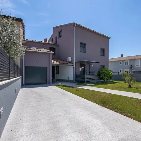 아파트 In Near Valbandon